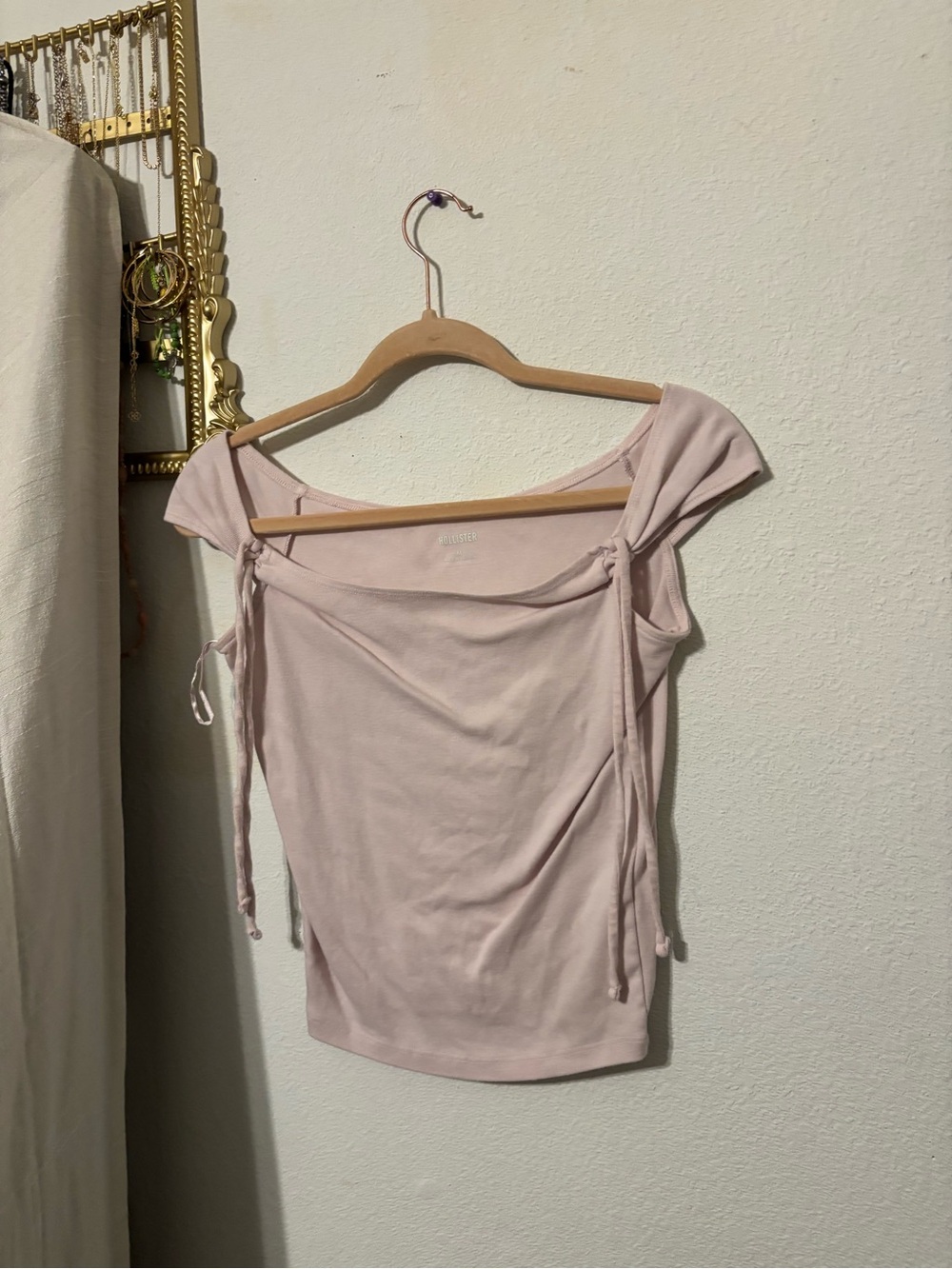 Hollister Tie-Shoulder Crop Top in Light Pink